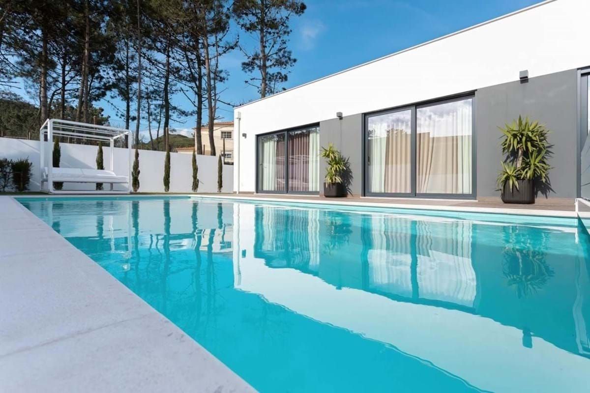 Sleek 3-bedroom villa with pool, located on a generous 500 m² plot within walking distance of the tranquil shores of Salir do Porto beach – the perfect blend of luxury and nature.