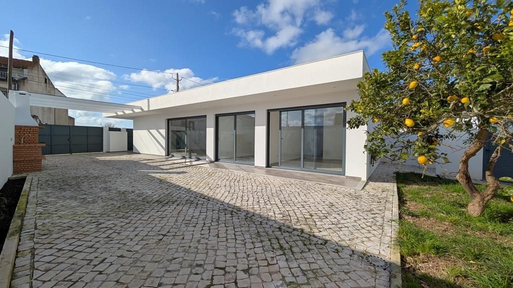 Stylish modern house with superb insulation and cozy interiors, located just a short 5-minute drive from the beach in a quiet, authentic Portuguese village.
